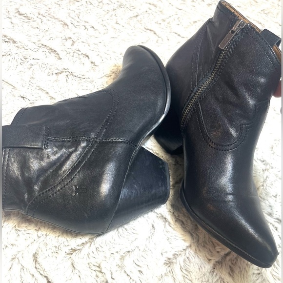 Frye Reina Western Black Leather Ankle Boots With Almond Pointed Toe 
Size 9.5 - Picture 3 of 11